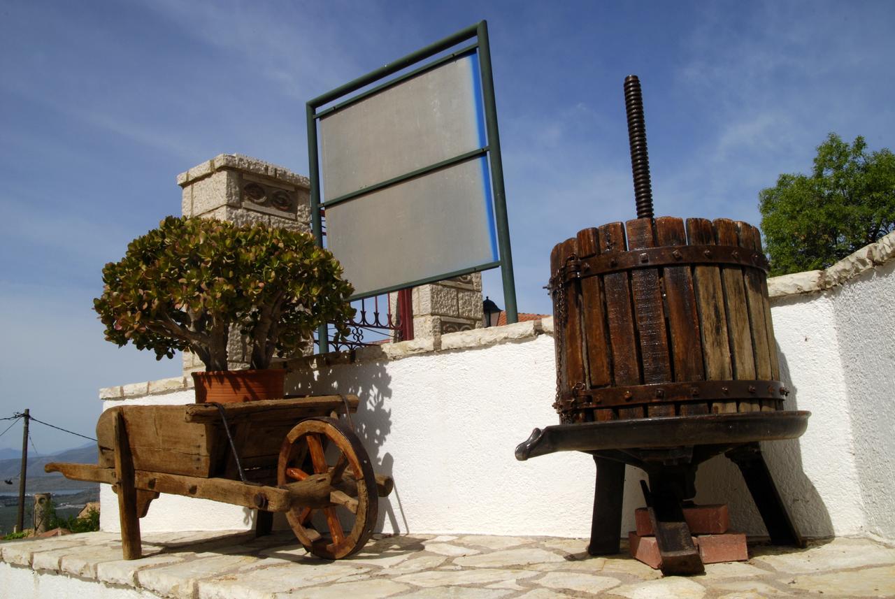 Xenonas Chrisso Hotel Delphi ภายนอก รูปภาพ